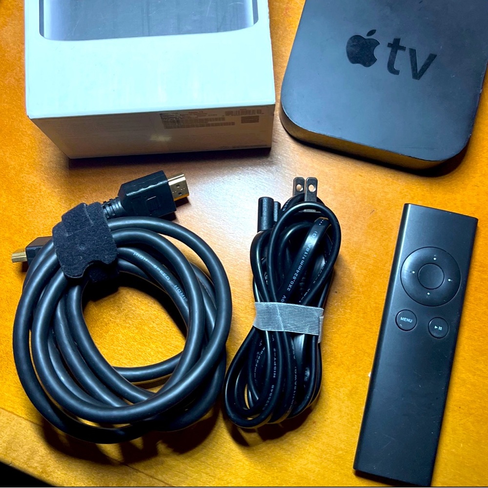 Apple TV 3rd gen w/ HDMI cable